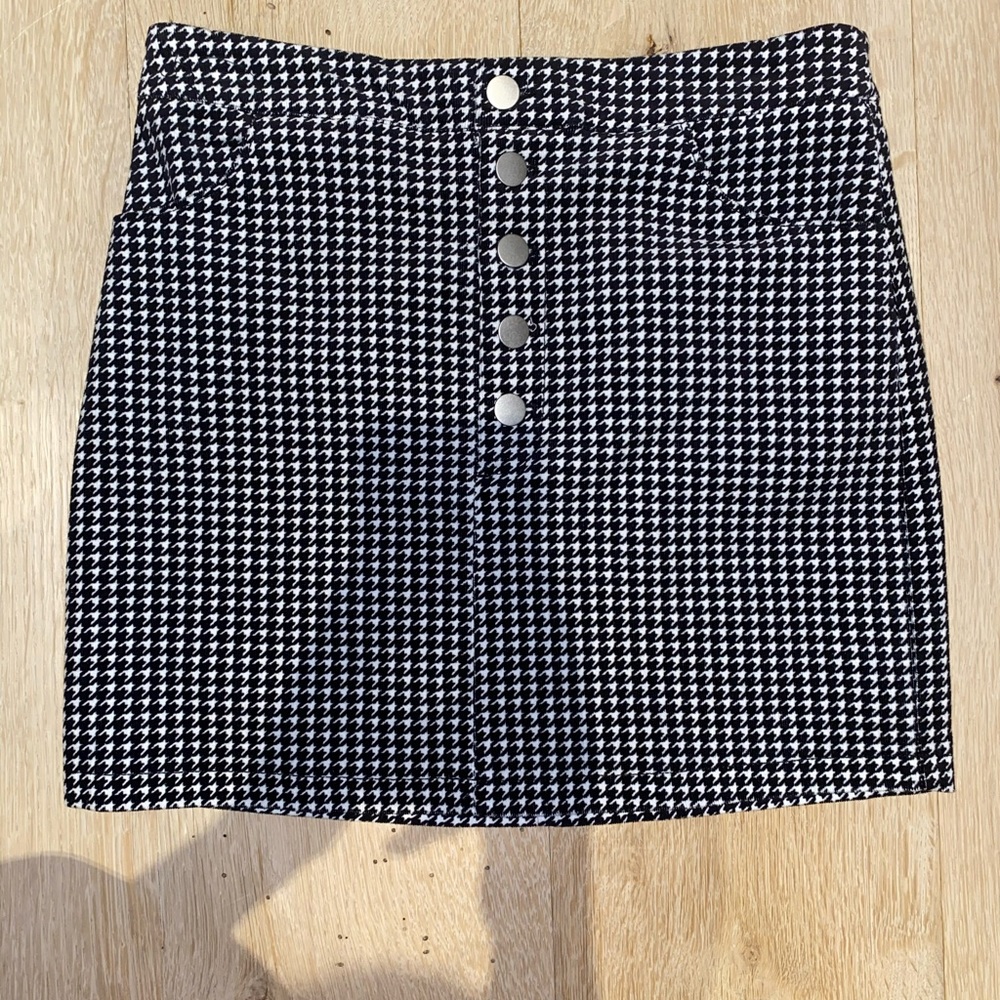Black and white pattern skirt